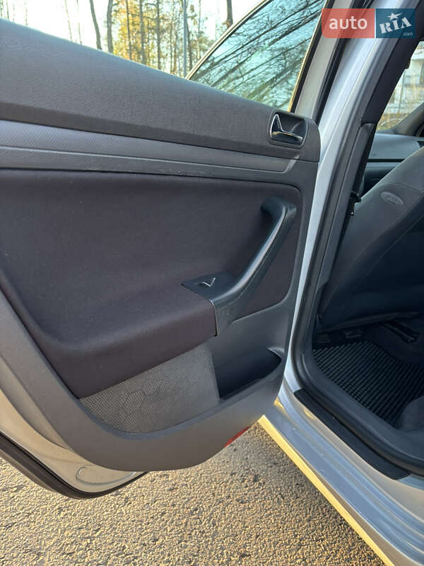 Хетчбек Volkswagen Golf 2003 в Чернівцях