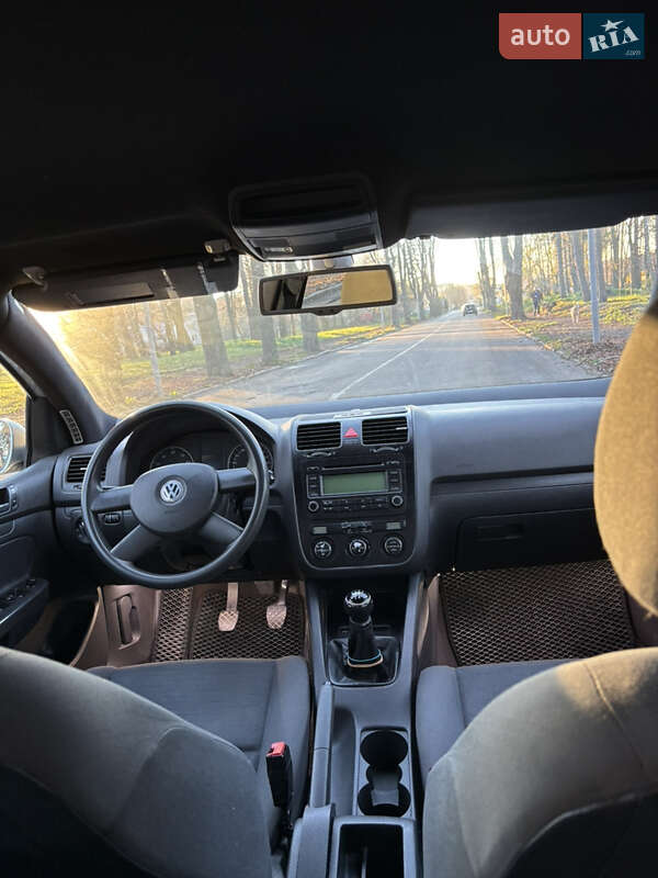 Хетчбек Volkswagen Golf 2003 в Чернівцях