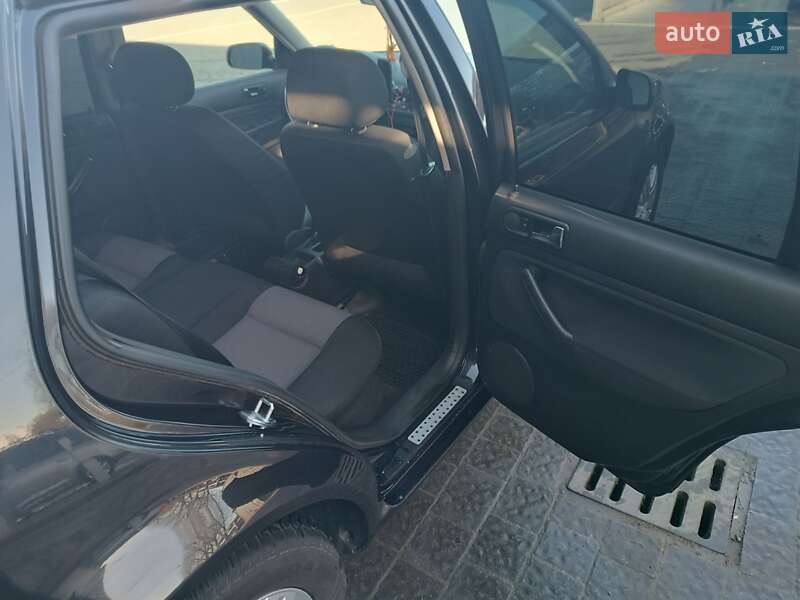 Хэтчбек Volkswagen Golf 2002 в Самборе