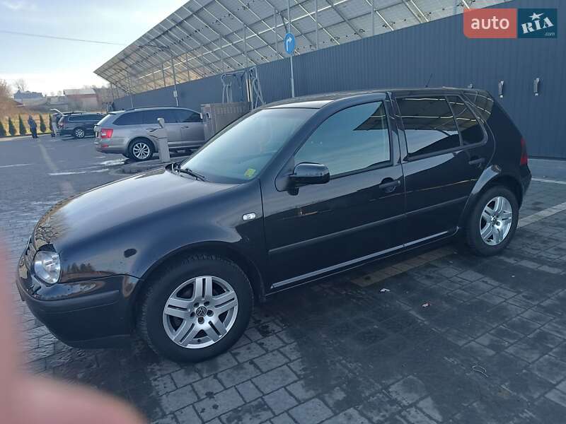 Хэтчбек Volkswagen Golf 2002 в Самборе