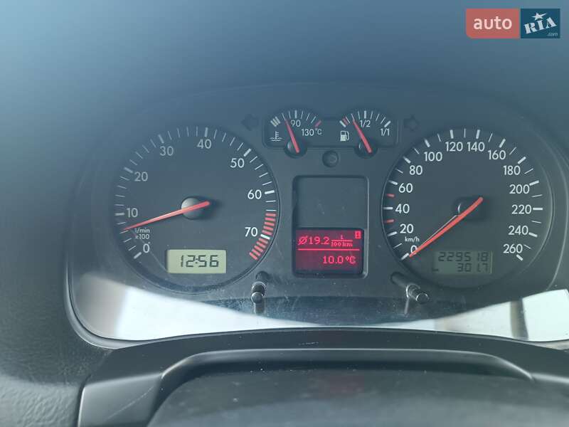 Хэтчбек Volkswagen Golf 2002 в Самборе