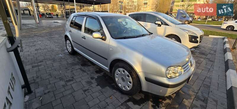 Хэтчбек Volkswagen Golf 2003 в Ровно