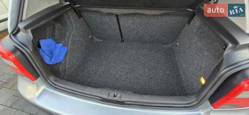 Хэтчбек Volkswagen Golf 2003 в Ровно