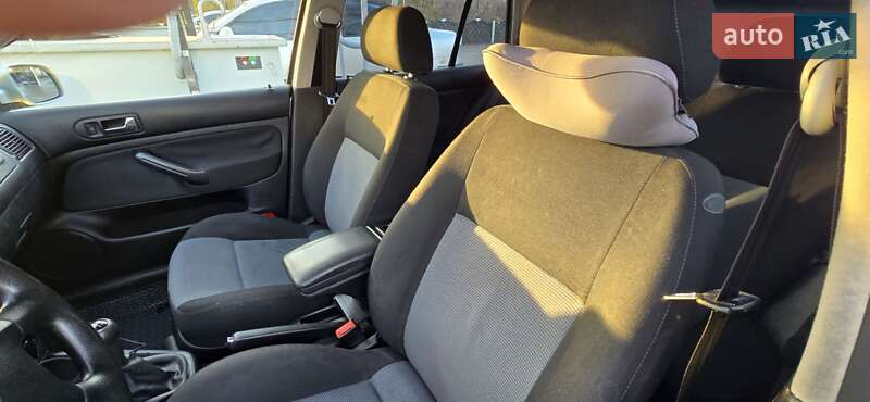 Хэтчбек Volkswagen Golf 2003 в Ровно