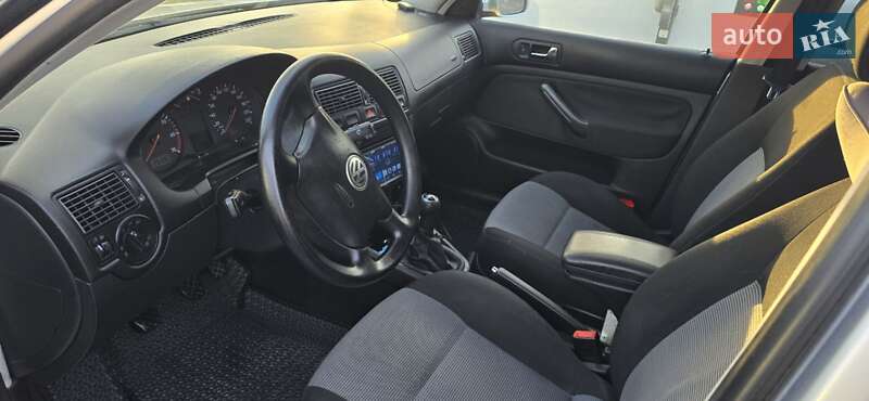 Хэтчбек Volkswagen Golf 2003 в Ровно