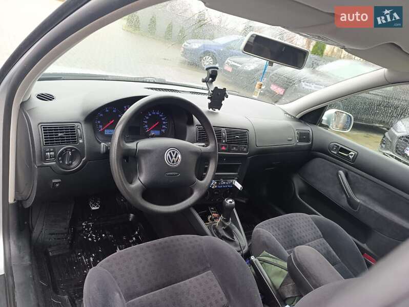 Хэтчбек Volkswagen Golf 2002 в Ровно