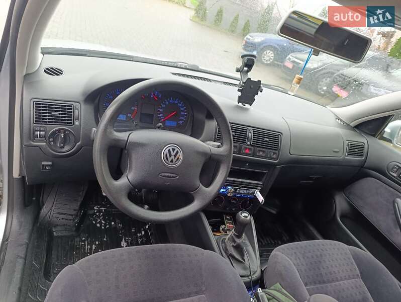 Хэтчбек Volkswagen Golf 2002 в Ровно