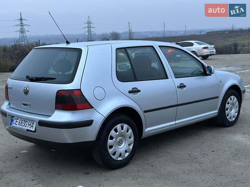 Хетчбек Volkswagen Golf 2001 в Чернівцях