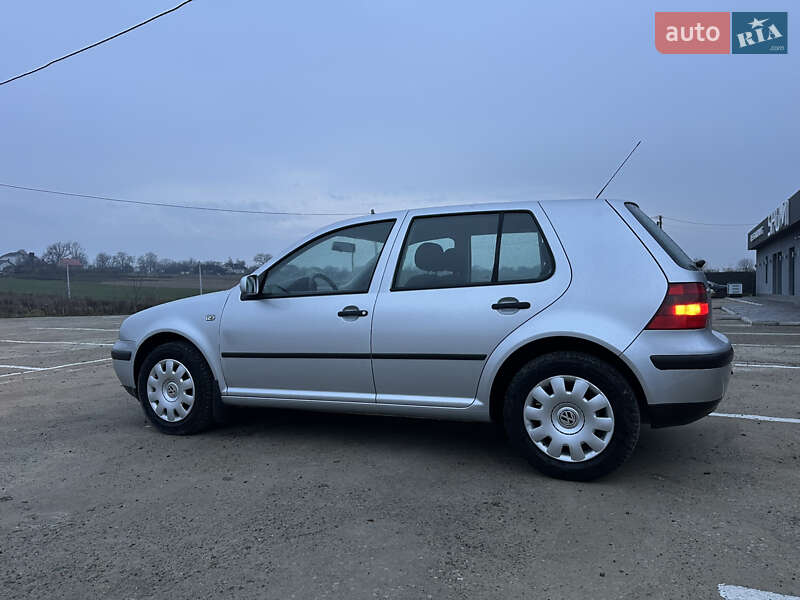 Хетчбек Volkswagen Golf 2001 в Чернівцях