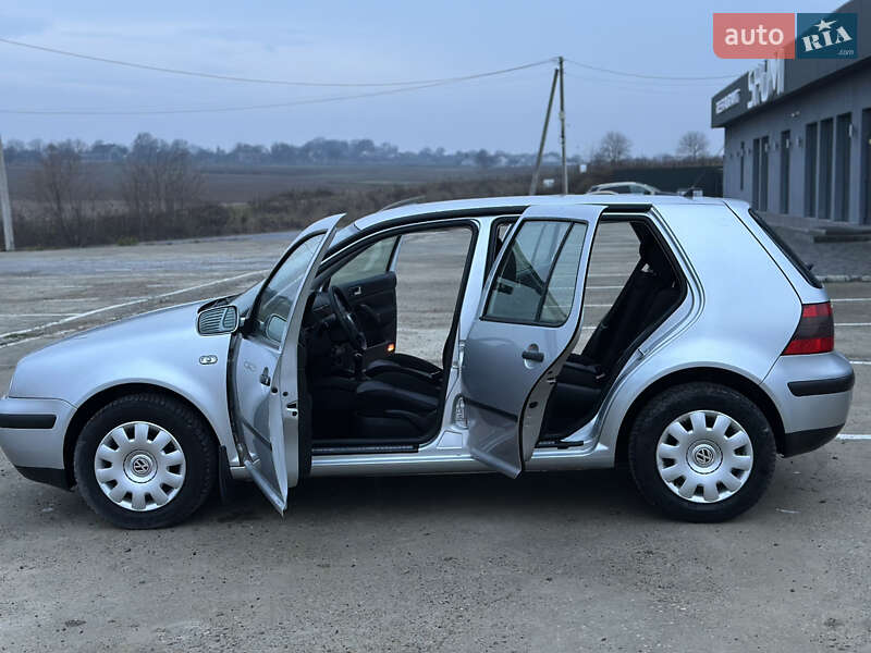 Хетчбек Volkswagen Golf 2001 в Чернівцях