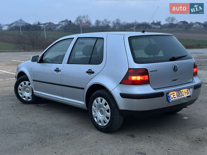 Хетчбек Volkswagen Golf 2001 в Чернівцях