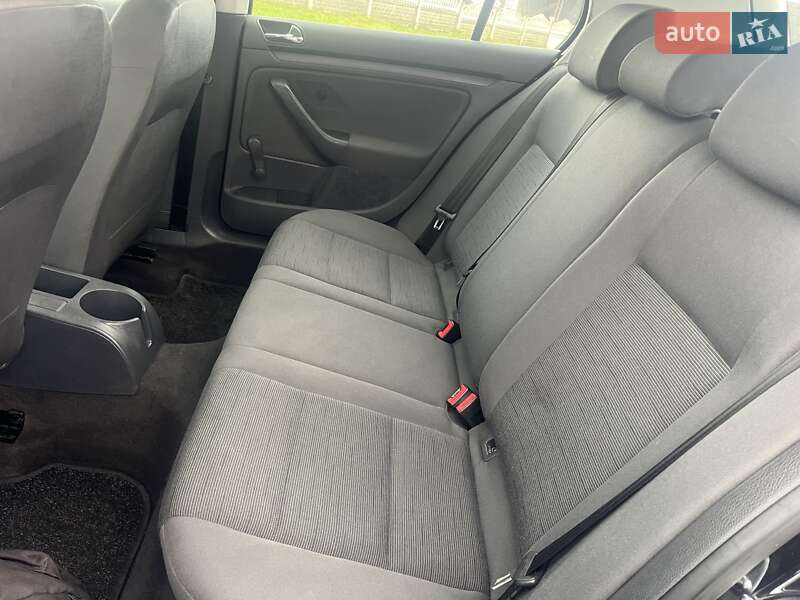 Хэтчбек Volkswagen Golf 2005 в Остроге