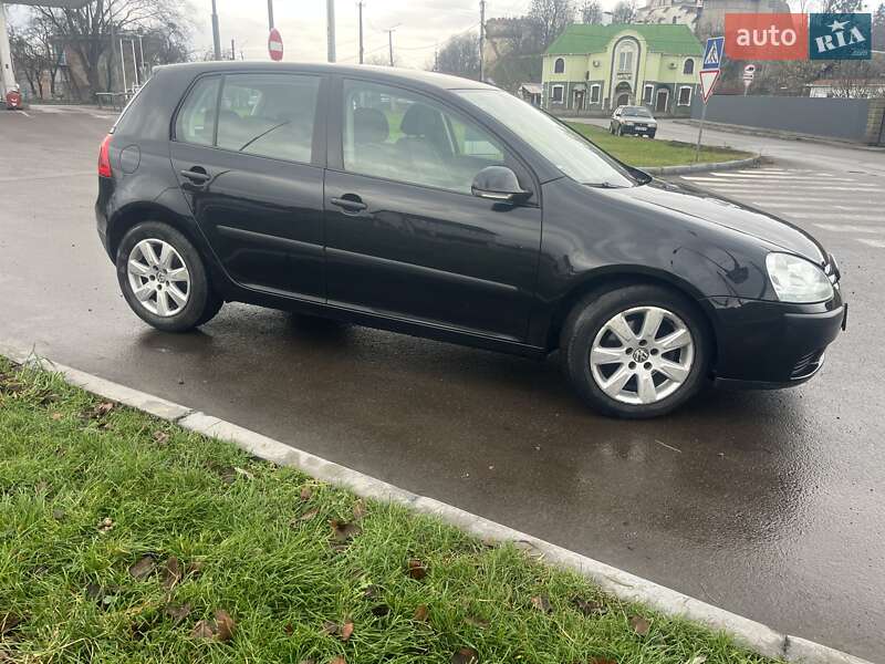 Хэтчбек Volkswagen Golf 2005 в Остроге
