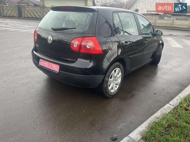 Хэтчбек Volkswagen Golf 2005 в Остроге