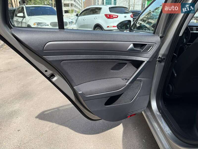 Універсал Volkswagen Golf 2019 в Києві