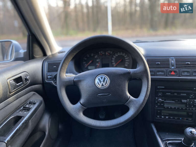 Хэтчбек Volkswagen Golf 2003 в Киеве