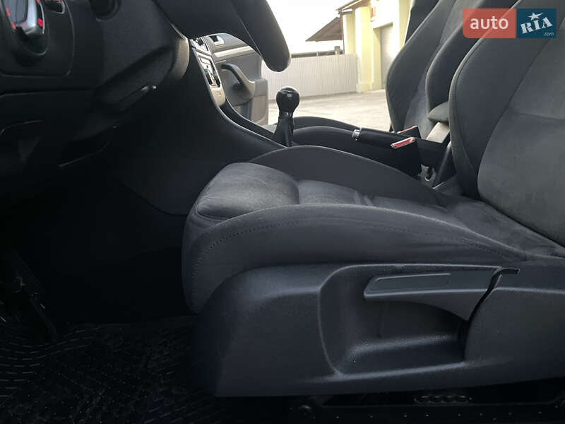 Універсал Volkswagen Golf 2011 в Сарнах