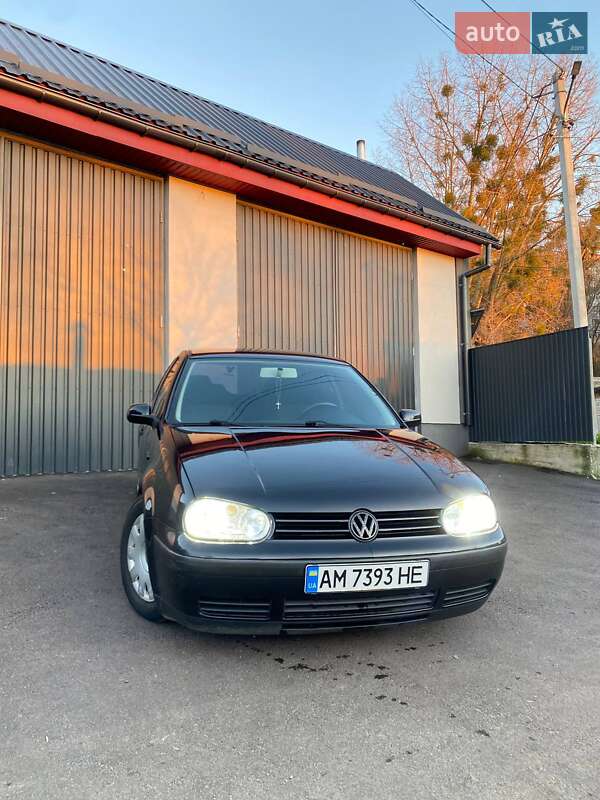 Хетчбек Volkswagen Golf 2001 в Житомирі