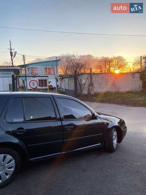 Хетчбек Volkswagen Golf 2001 в Житомирі