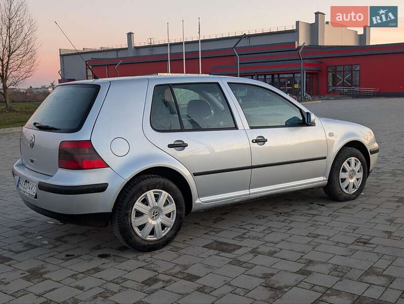 Хэтчбек Volkswagen Golf 2001 в Здолбунове