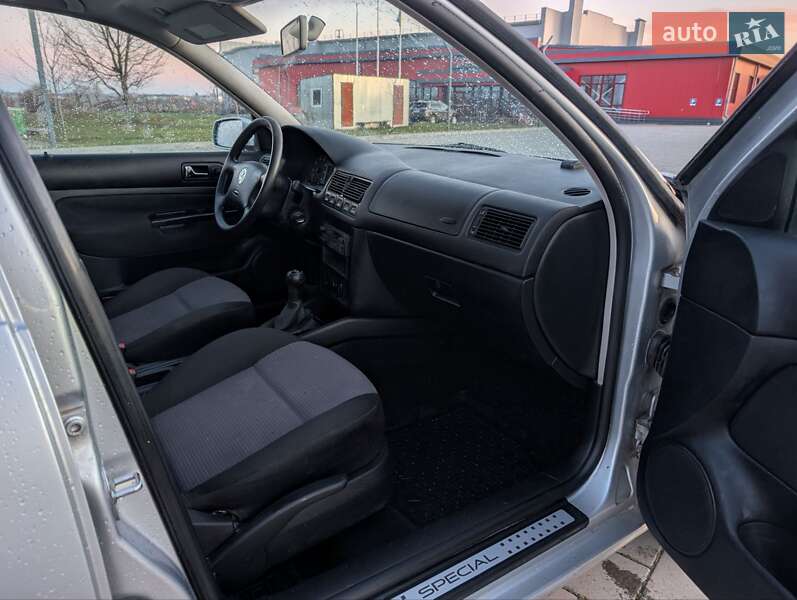 Хэтчбек Volkswagen Golf 2001 в Здолбунове