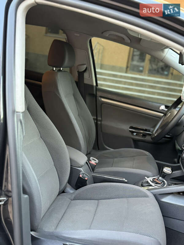 Хэтчбек Volkswagen Golf 2004 в Измаиле