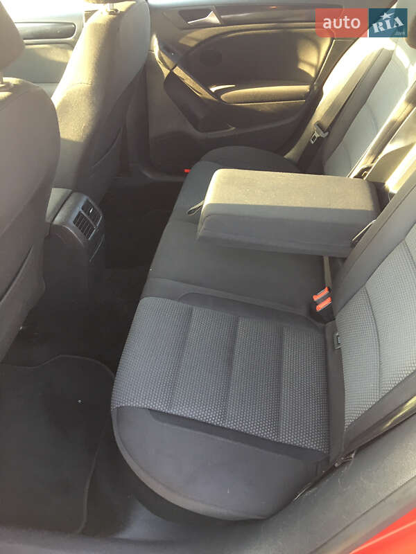 Хэтчбек Volkswagen Golf 2010 в Тысменице