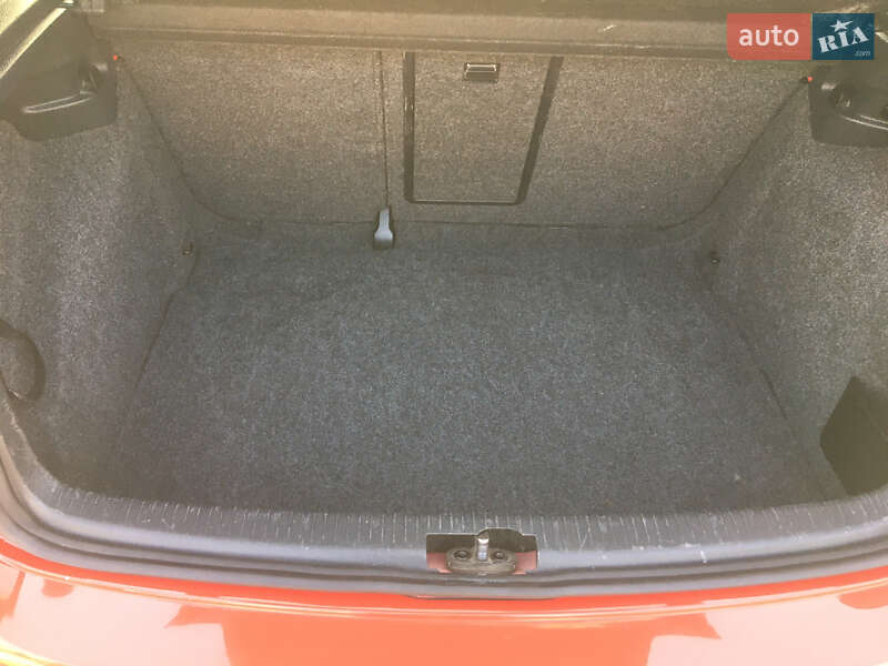 Хэтчбек Volkswagen Golf 2010 в Тысменице