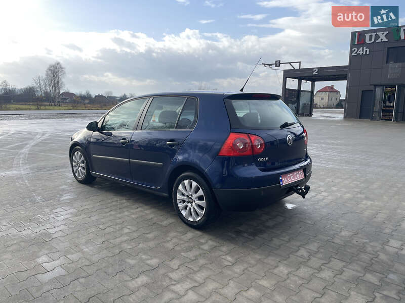 Хэтчбек Volkswagen Golf 2005 в Калуше