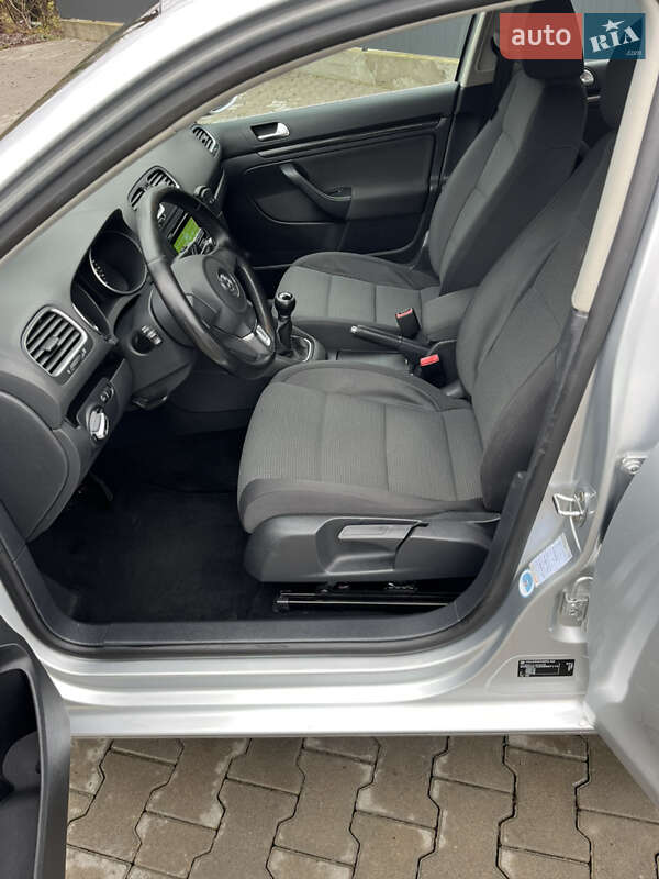 Универсал Volkswagen Golf 2011 в Черновцах