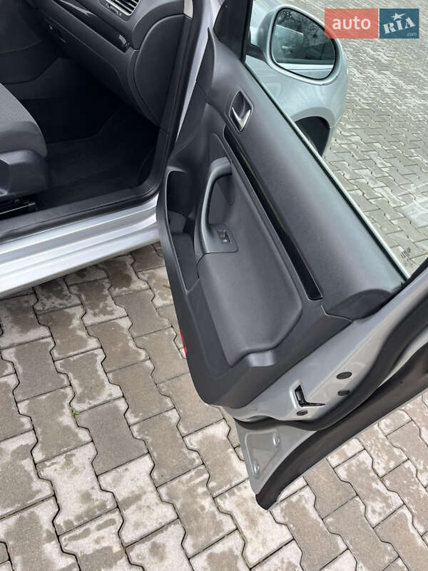 Универсал Volkswagen Golf 2011 в Черновцах