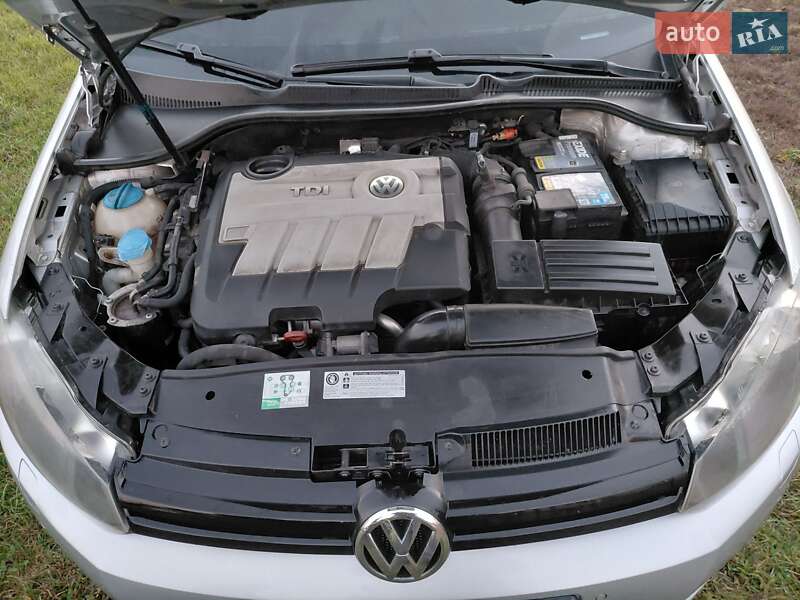Хэтчбек Volkswagen Golf 2009 в Сахновщине