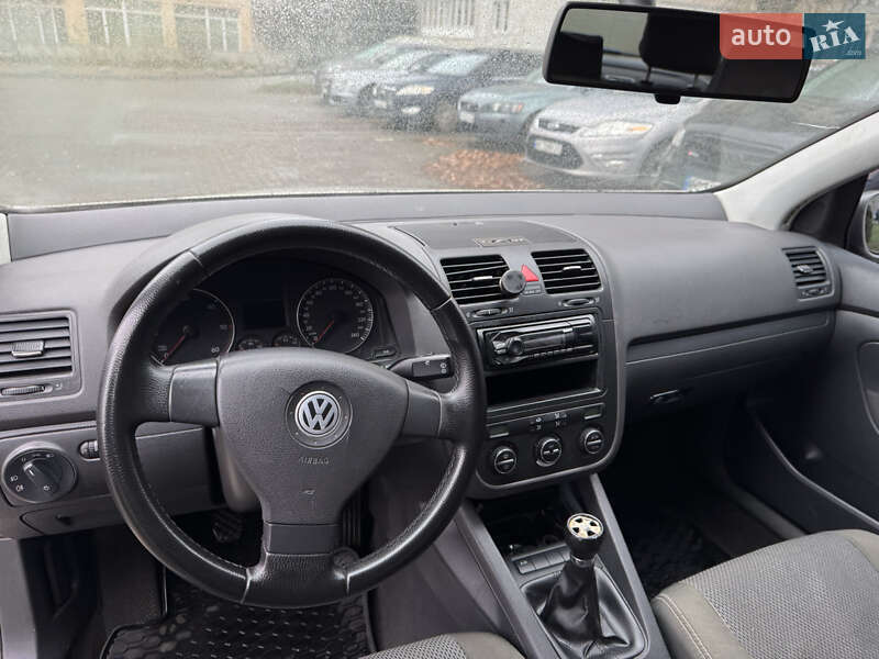 Хэтчбек Volkswagen Golf 2005 в Львове