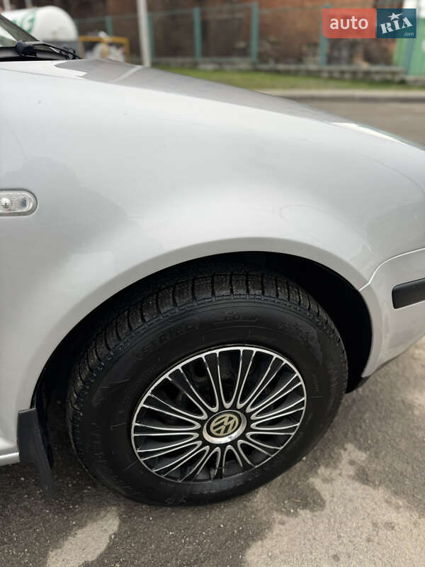 Хетчбек Volkswagen Golf 2003 в Борщеві