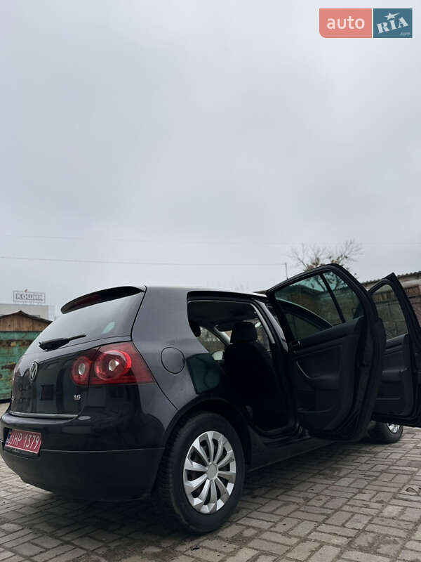 Хэтчбек Volkswagen Golf 2009 в Сумах