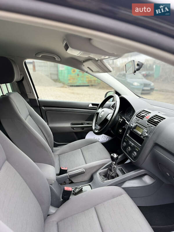 Хэтчбек Volkswagen Golf 2009 в Сумах