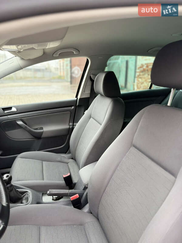 Хэтчбек Volkswagen Golf 2009 в Сумах