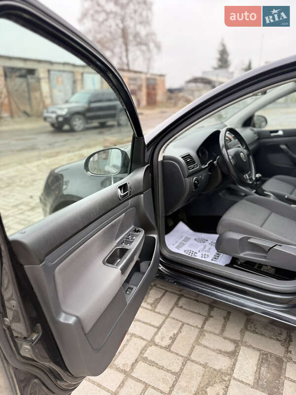 Хэтчбек Volkswagen Golf 2009 в Сумах