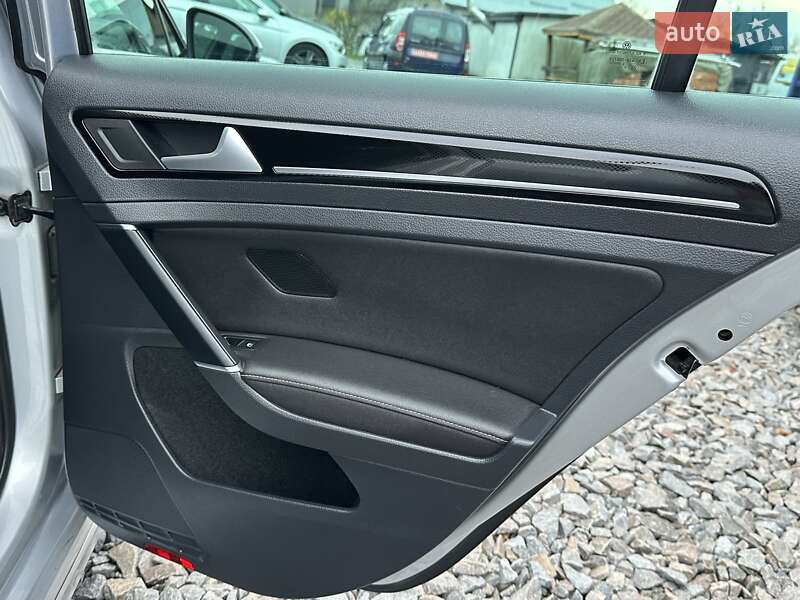 Универсал Volkswagen Golf 2015 в Ровно