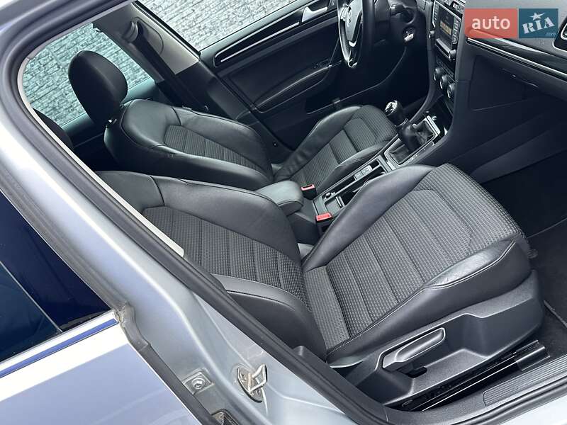 Универсал Volkswagen Golf 2015 в Ровно