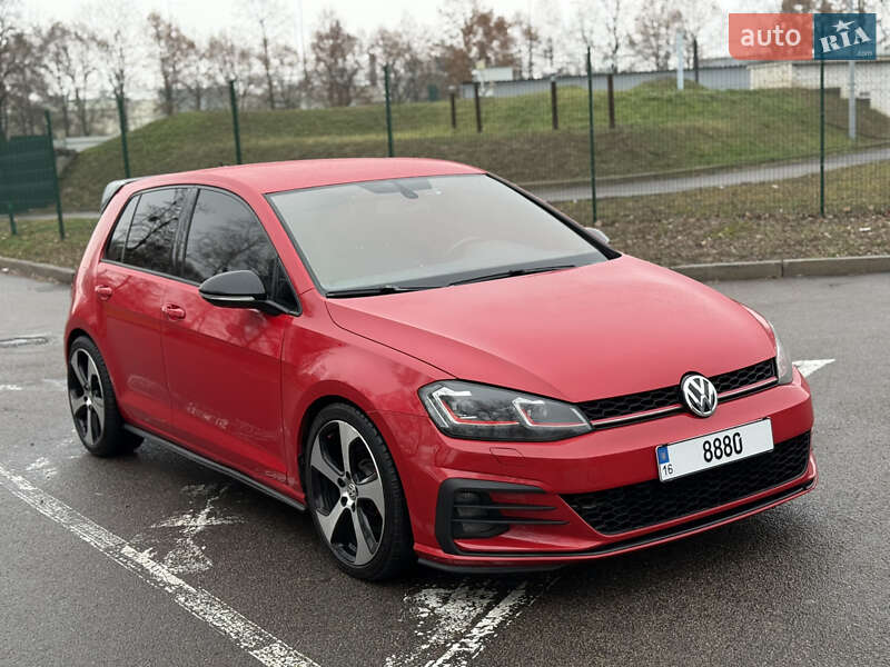 Хэтчбек Volkswagen Golf 2015 в Киеве