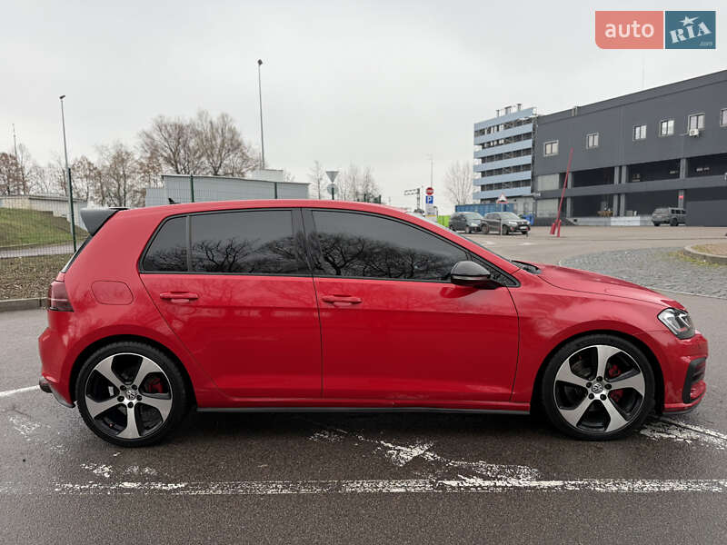 Хэтчбек Volkswagen Golf 2015 в Киеве