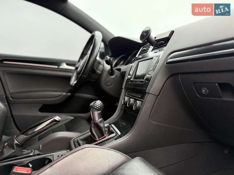 Хэтчбек Volkswagen Golf 2015 в Киеве