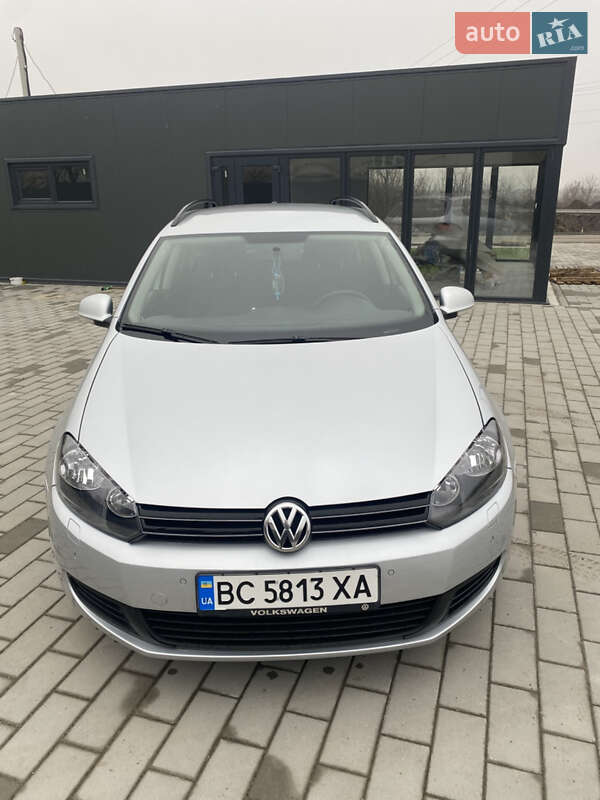 Универсал Volkswagen Golf 2011 в Жовкве