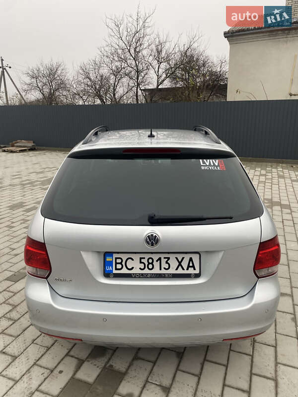 Универсал Volkswagen Golf 2011 в Жовкве