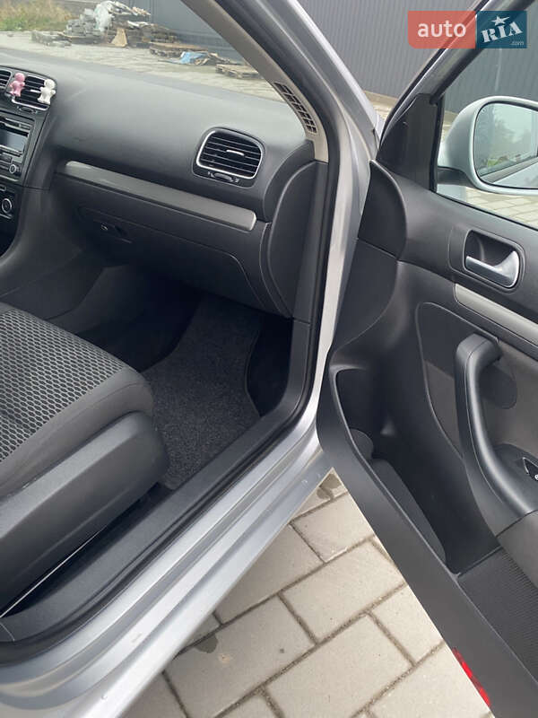 Универсал Volkswagen Golf 2011 в Жовкве