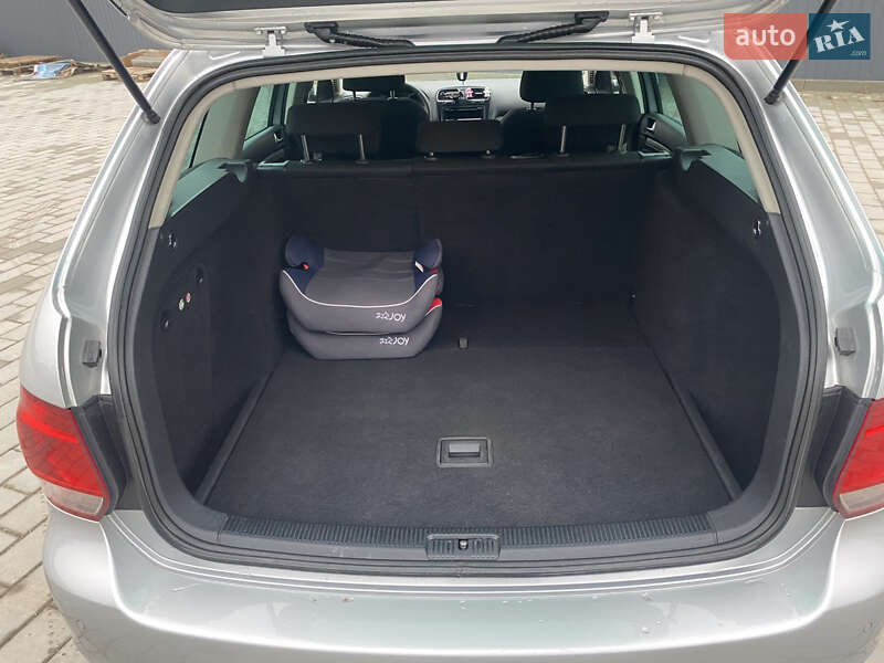 Универсал Volkswagen Golf 2011 в Жовкве