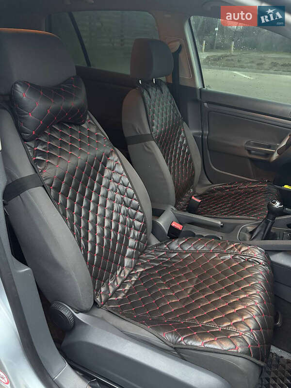 Хэтчбек Volkswagen Golf 2003 в Днепре