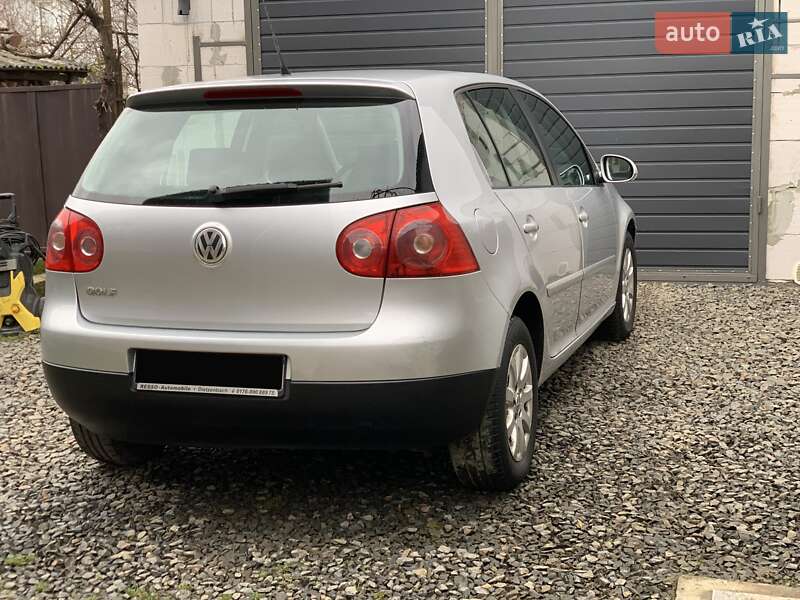 Хэтчбек Volkswagen Golf 2005 в Сваляве