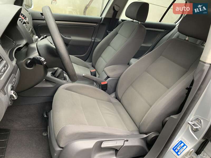 Хэтчбек Volkswagen Golf 2005 в Сваляве